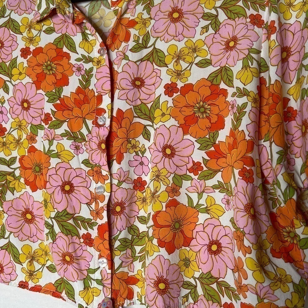 Rue 21 button up Floral Cropped Top size Large - Picture 4 of 6